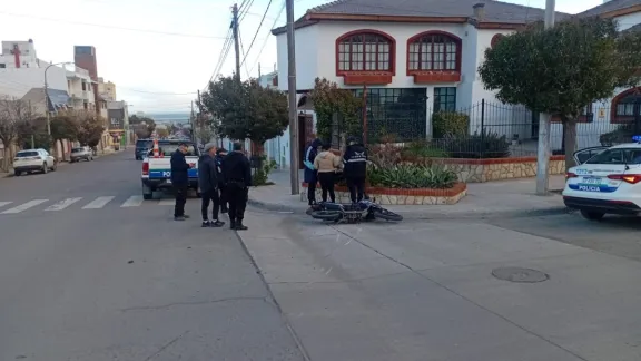 Choque entre un auto y una moto dejó a una joven lesionada en el barrio Saavedra
