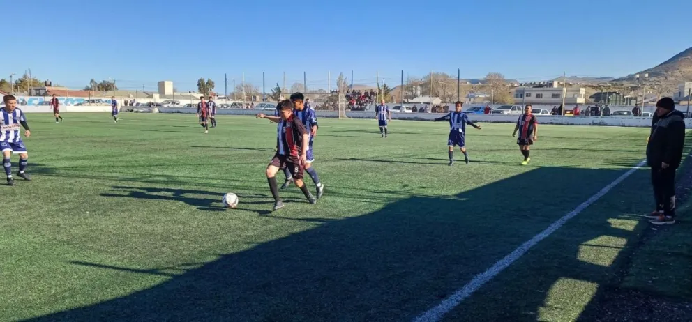 El partido disputado en el barrio Presidente Ortiz de km 5 contó como siempre con el gran apoyo de la hinchada de Ferro que nunca dejó de alentar a su equipo a pesar de la derrota. 