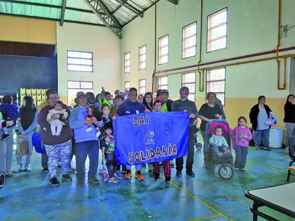 Campaña del Juguete: la bandera de la CAI Solidaria flameó en Aldea Escolar