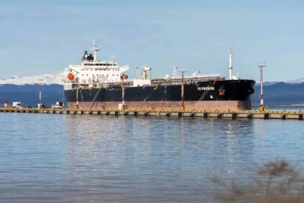 Buque petrolero británico VS Promise atracado en el Puerto de Ushuaia en agosto de 2026, un hecho que desató una fuerte protesta política.