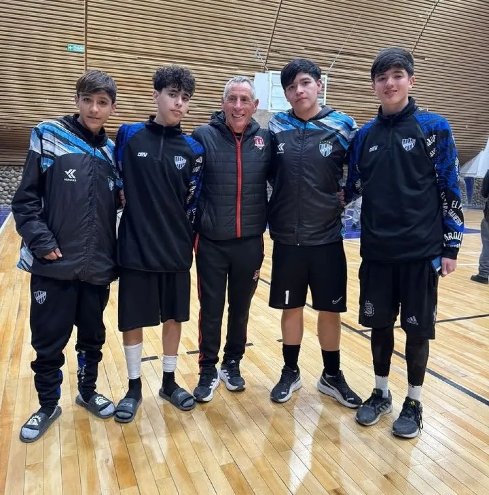 Los jugadores del Club Atlético General Saavedra de Comodoro Rivadavia están juntando fondos para poder cumplir un sueño.