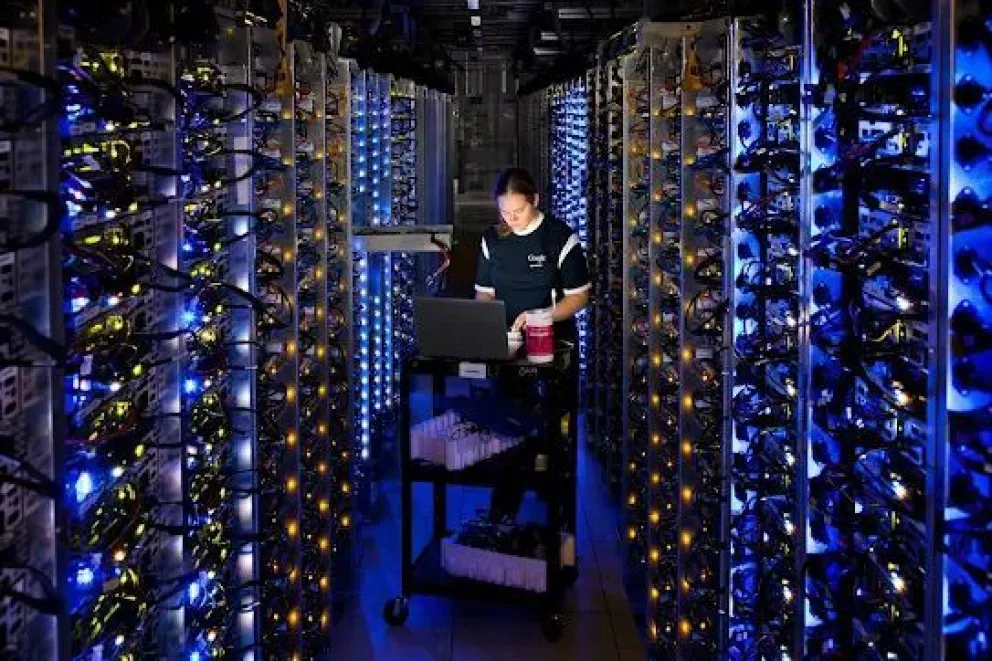 Interior de un centro de datos. (Foto: Google)