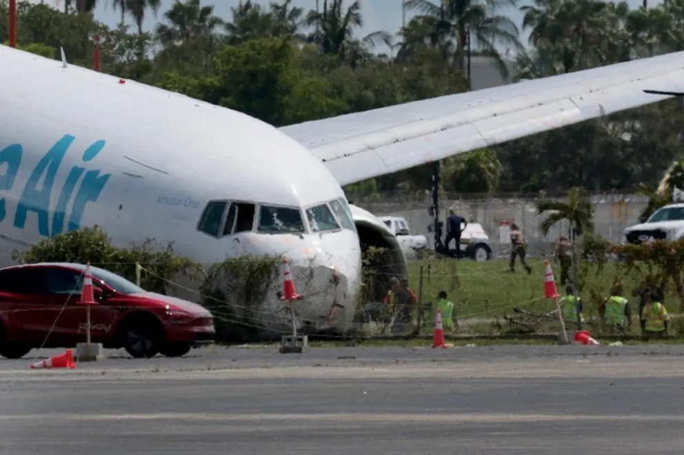 Recuperaron la caja negra del avión de Amazon que se despistó en Miami