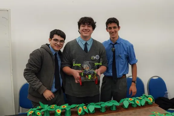 Alumnos desarrollaron un robot que detecta plantas enfermas