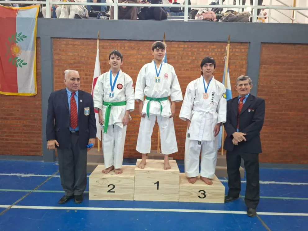 Ahora la Escuela de Rada Tilly entrena para el Campeonato Nacional a dispuitarse en la Provincia de San Luis a fin de temporada. 