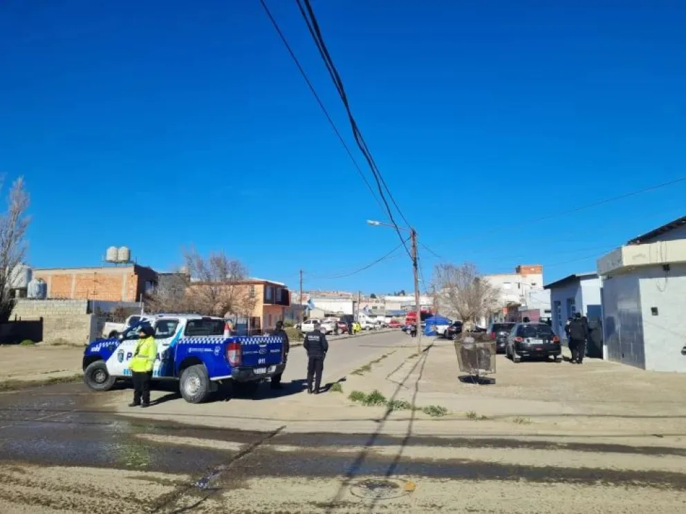Los efectivos cerraron las calles aledañas al lugar del hallazgo. 