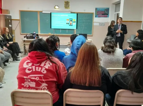 "Fiscalía abierta": brindan charla sobre ciberdelitos y responsabilidad penal juvenil en la Escuela de Laprida