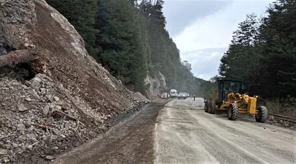 RN40: continúan los trabajos tras el derrumbe en la zona del lago Guillelmo