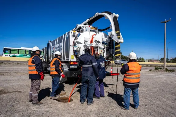 Capacitan al personal de la Cooperativa de Rawson para operar el nuevo camión desobstructor