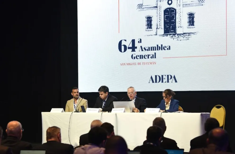 Martín Etchevers, presidente de Adepa, junto a los demás integrantes de la entidad: Juan Carlos Fernández Llano, Daniel Dessein y Ana Tronfi