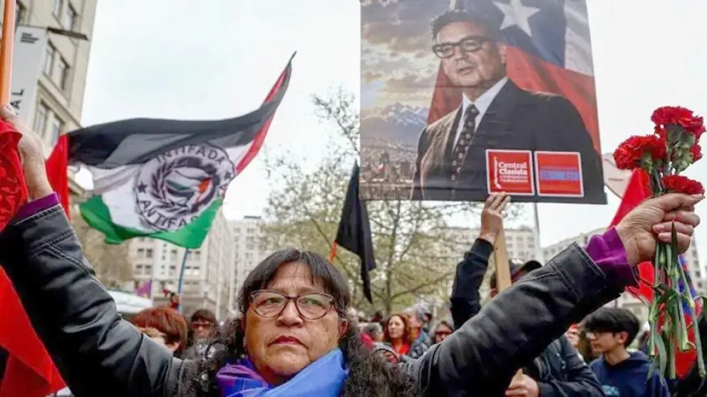 Aunque el gobierno optó por no organizar actos oficiales, amplios sectores de la sociedad chilena recordaron el 53 aniversario del golpe contra Salvador Allende. Foto: Javier Torres / AFP via Getty Images.