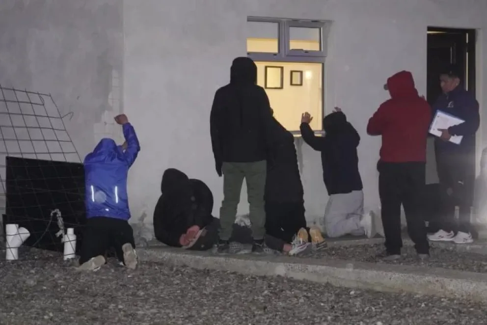 Los sospechosos al ser detenidos por la Policía // Foto de Leandro Franco (LA OPINIÓN AUSTRAL)