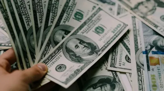 El dólar mayorista rozó los .515 y tocó su nivel más alto del mes en una jornada de alta volatilidad