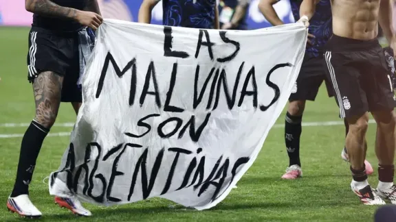 “Las Malvinas son argentinas”: la bandera que llevaron excombatientes a las islas