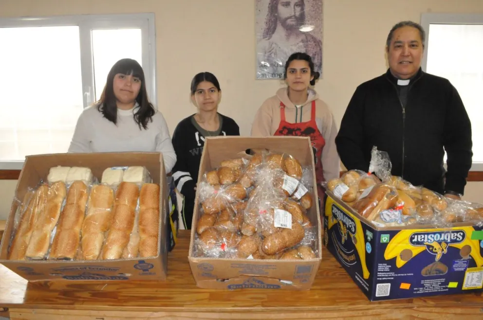 La Parroquia Nuestra Señora de Luján entrega viandas solidarias // Fotos de José "Portu" Guerreiro (Diario Crónica)