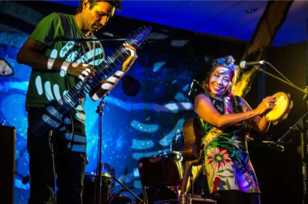 Dúo musical argentino conformado por la cantora Verónica Condomí y el músico Matías Betti.