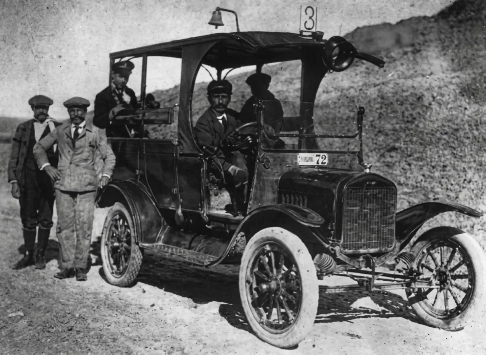 Un Ford T modificado que llevaba personal petrolero al Campamento Astra, se transforma en el primer colectivo del país. (Foto ilustrativa)