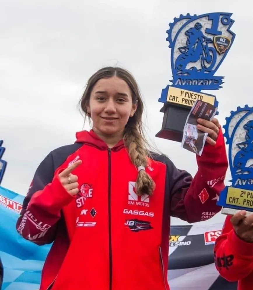 Yocelin Altamirano cumplió sus 14 años en el hospital hoy está fuera de peligro y en recuperación, sus familiares, amigos, compañeros de motocross, dirigentes, ruegan por su pronta recuperación y que vuelva a caminar para realizar una vida normal.