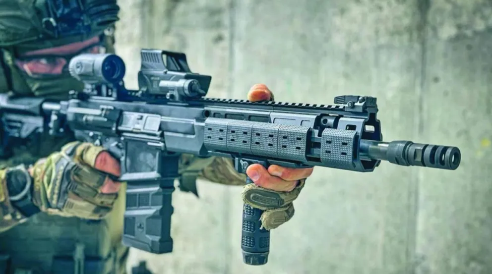 Tras casi 60 años de continuidad, Argentina le dice adiós al mítico fusil FAL y lo cambia por una alternativa israelí / Fotografía ilustrativa: soldado portando un fusil IWI Arad