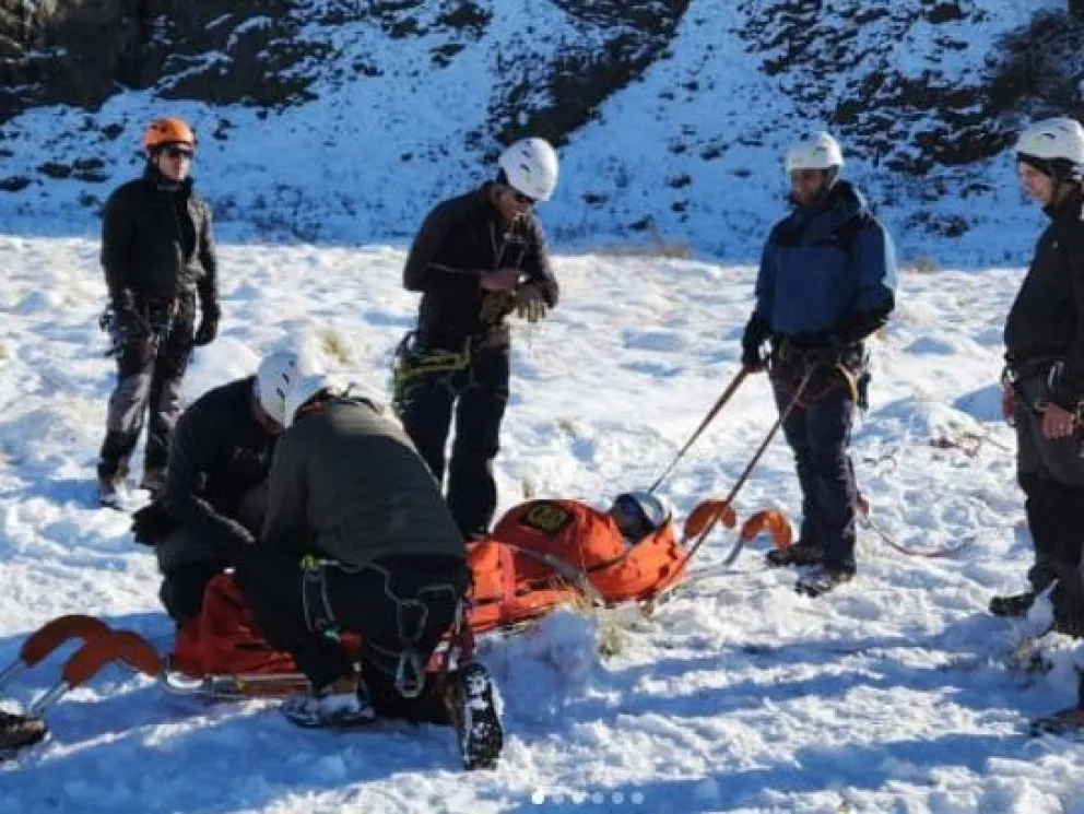 Gendarmes al pie del Crestón durante una práctica.