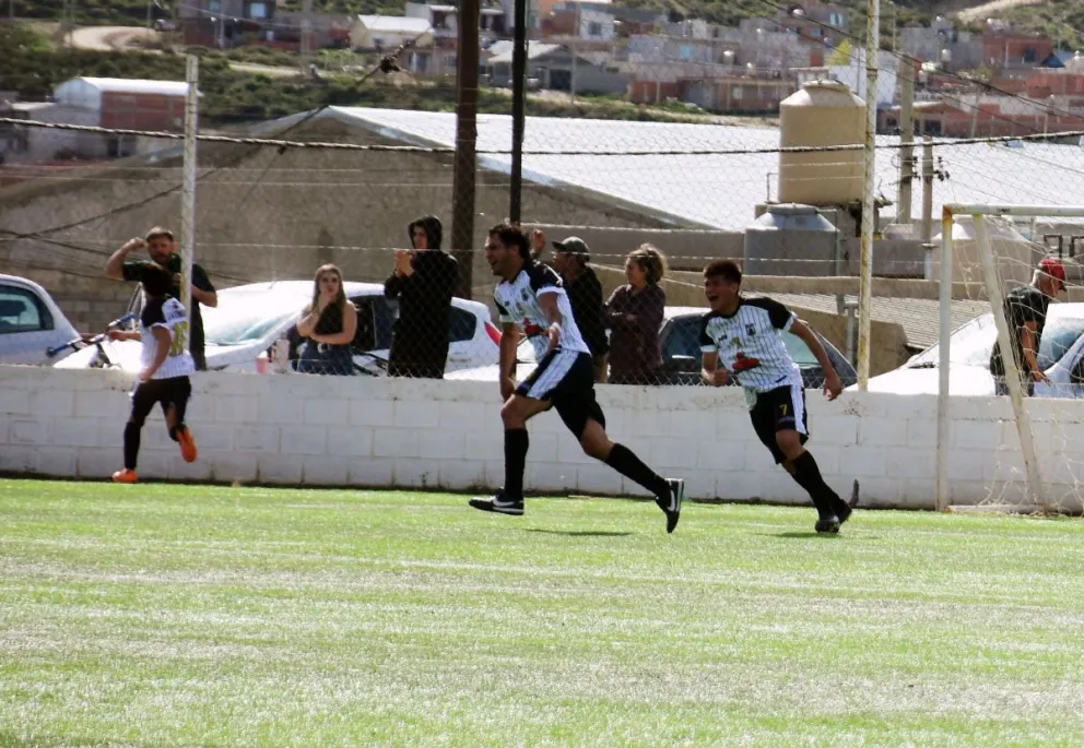 Pablo Amaya festeja el uno a cero. Fotos: Juan Low -Diario Crónica CR.