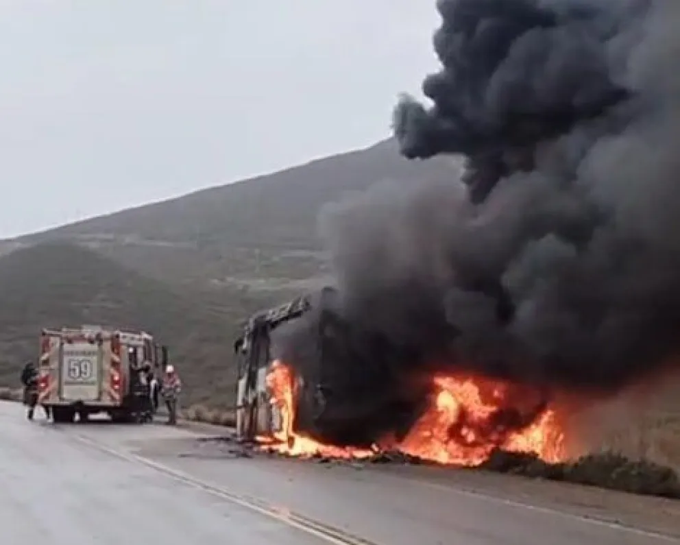 El colectivo de transporte de personal petrolero se incendió por completo (Foto: Del Mar digital)