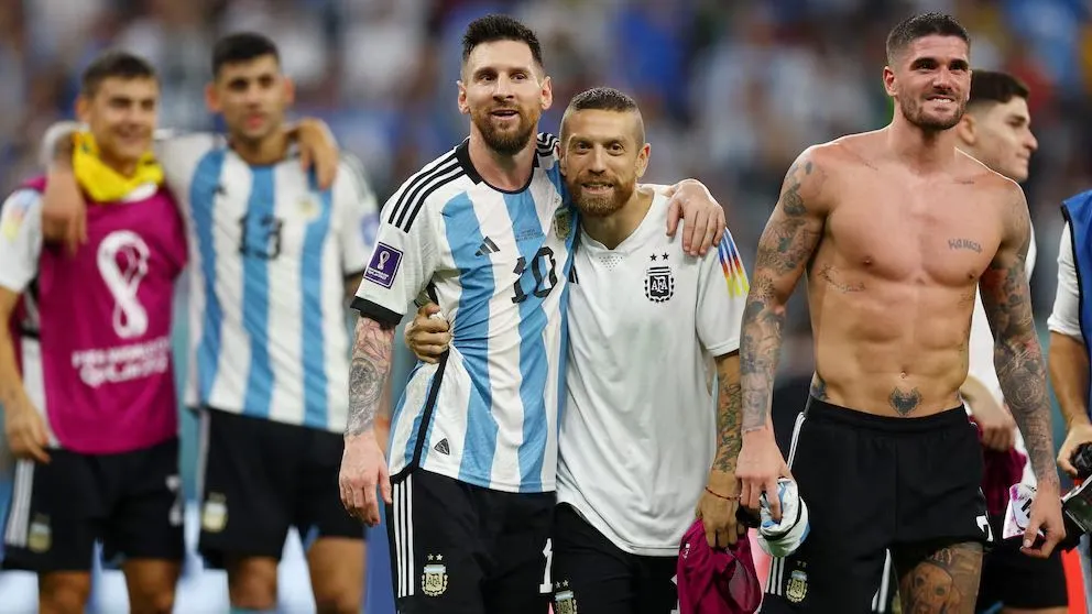 Messi, junto al Papu Gómez, en Qatar 2022 (REUTERS/Kai Pfaffenbach).