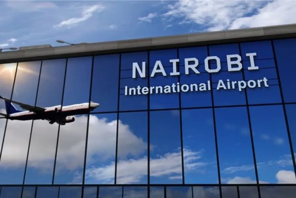 Un hombre contagiado de ébola en Uganda murió en Kenia tras llegar en avión este sábado al aeropuerto de Nairobi.