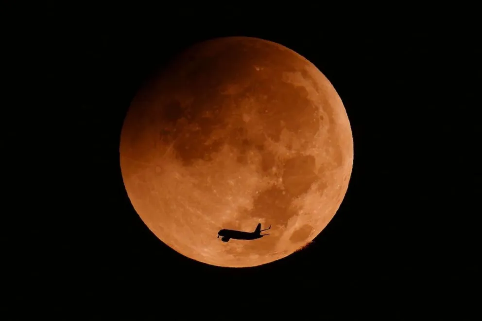La NASA acelera sus planes para construir un reactor nuclear capaz de operar sin mantenimiento cerca del polo sur de la Luna