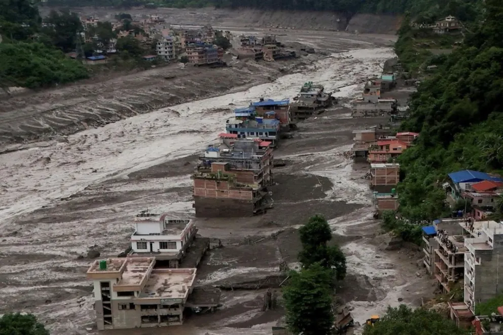 Vista desde un dron de propiedades cubiertas de barro tras la inundación repentina en Trishuli, distrito de Nuwakot, Nepal