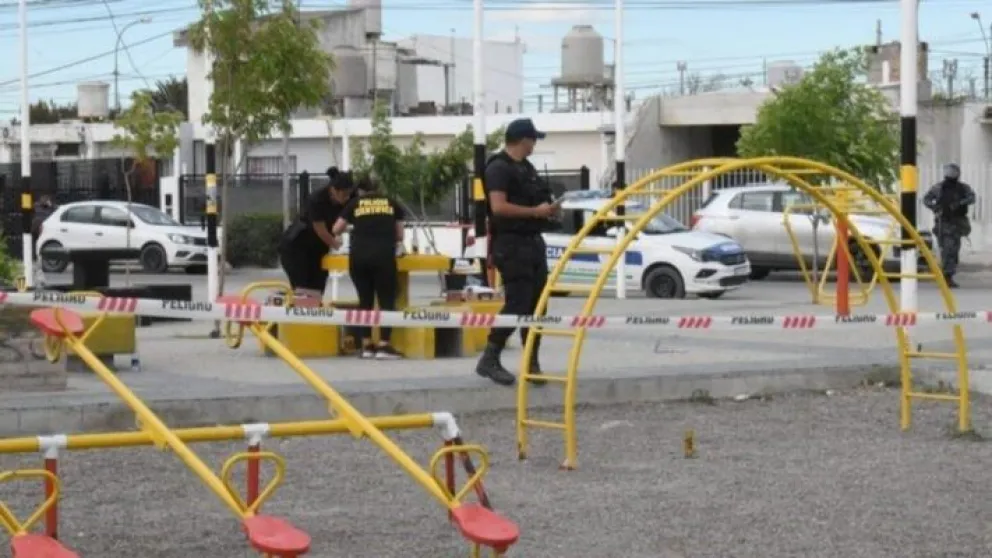 El asesinato ocurrió en una plaza llena de gente en 2024 / Fotografía de archivo tomada en el lugar durante el trabajo de Policía Científica. Créditos al autor