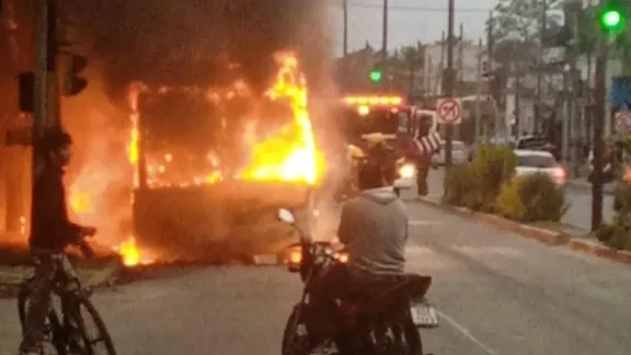 Un colectivo fue consumido por las llamas en Berazategui