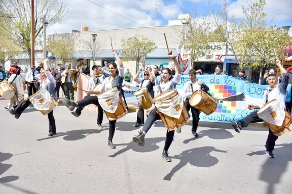 El intendente Gerardo Merino celebra la Marcha de los Bombos y promete instrumentos