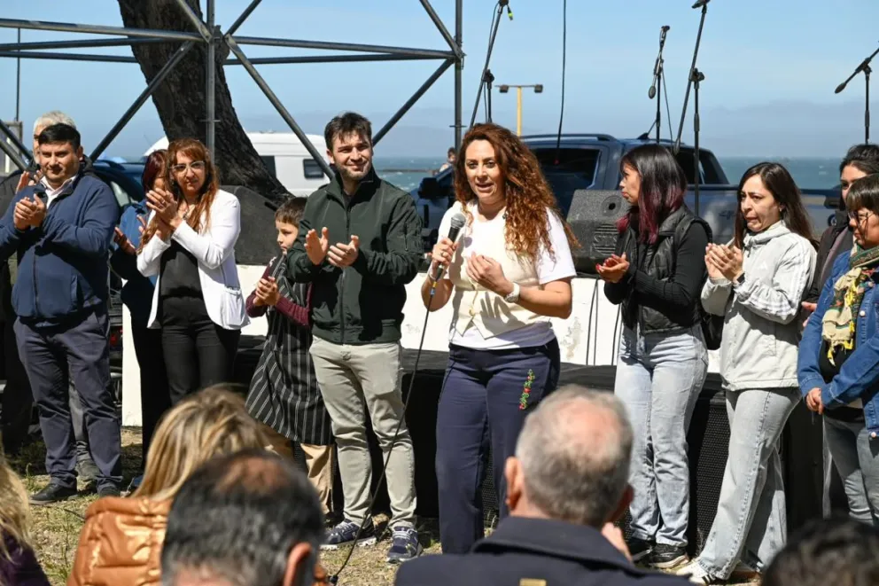 El gobernador de Chubut, Ignacio "Nacho" Torres, acompañó los festejos de la localidad junto a la intendenta Claudia Loyola / Foto: Gobierno de Chubut
