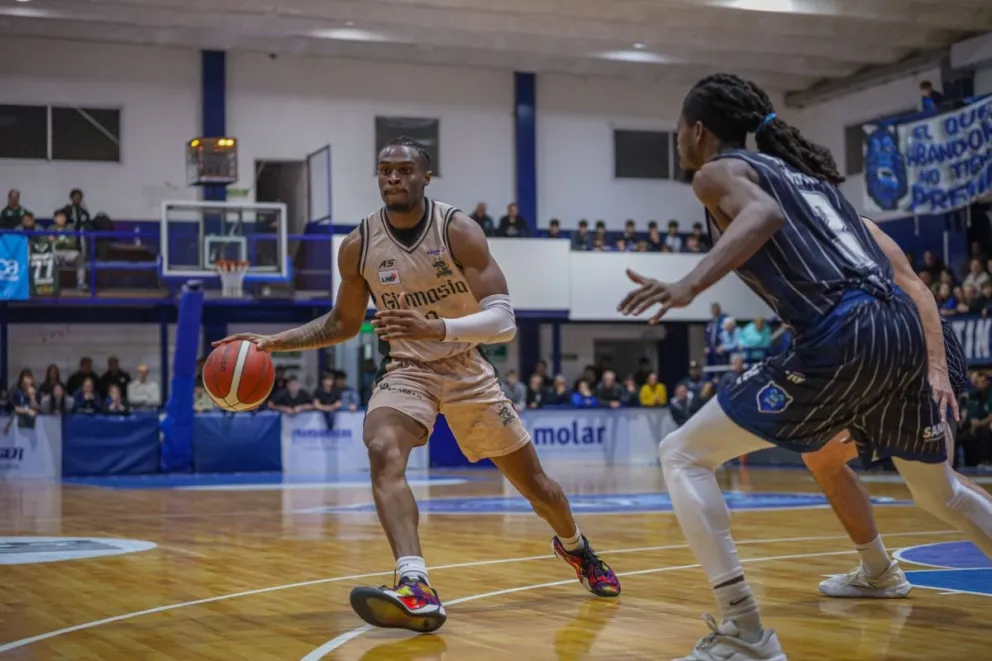 Okafor perdió la titularidad, pero hizo un buen partido. Foto: laliganacional.com.ar