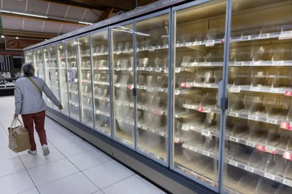 Las heladeras del supermercado Intermarché, en Névez, al oeste de Francia, quedaron vacías.