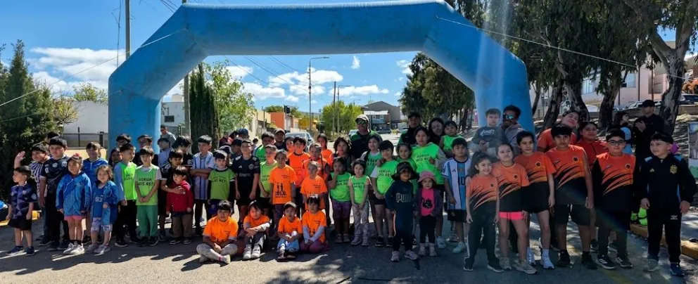 La tercera fecha del Minitorneo de Atletismo en Comodoro tuvo un centenar de competidores y una gran colaboración, padres, atletas y dirigentes.