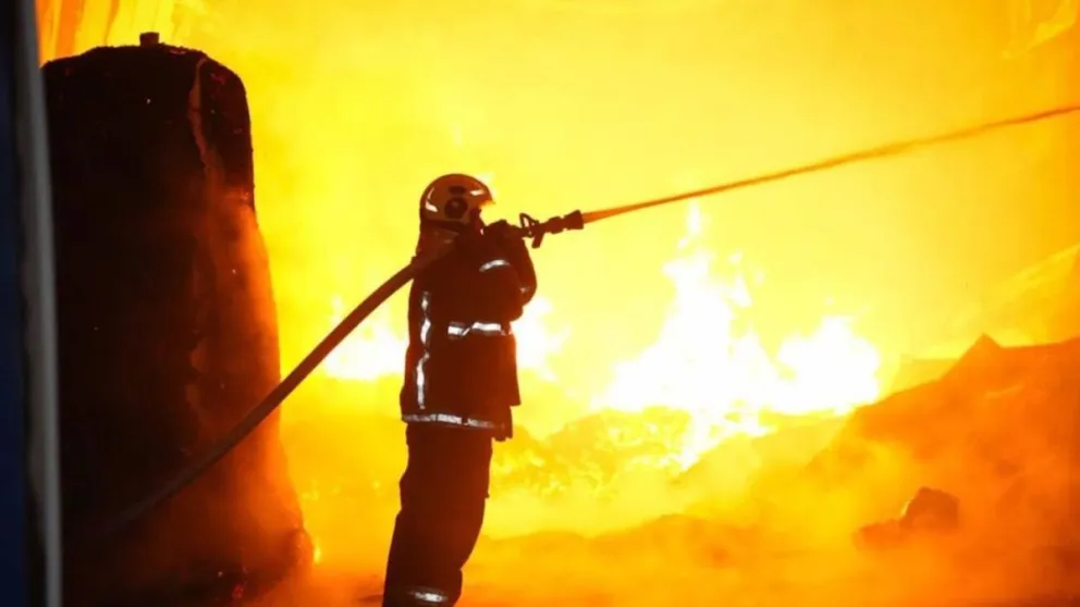 Un bombero del Servicio Estatal de Emergencias apagando incendios en Ucrania tras el ataque de Rusia 