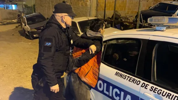 Caminaba a los gritos e intentó atacar a un vecino: terminó demorado