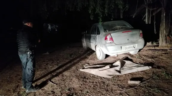 Encontraron un auto robado cubierto con una manta en una chacra de Comodoro