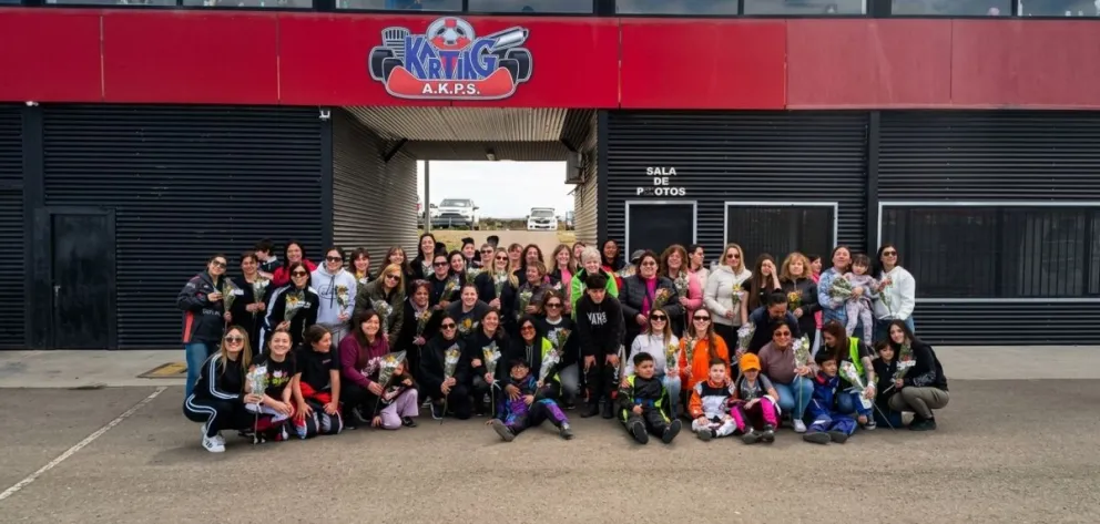 El sábado y domingo se corrió la séptima y octava fecha del karting en Comodoro. En la segunda jornada, la AKPS reconoció a las madres en su Día y a las mujeres que siempre acompañan, y son un pilar fundamental para la actividad. (Fotos: AKPS /Galard).