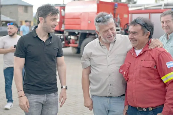 Torres firmó un convenio para incorporar ocho nuevos camiones al sistema de Bomberos Voluntarios del Chubut