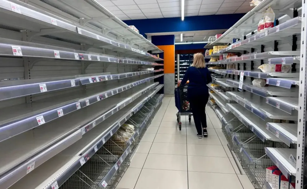 Estanterías vacías de un supermercado de Nápoles (Italia)