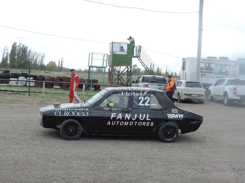 Se corre en el circuito 5 de Octubre de Sarmiento la cuarta y quinta fecha del campeonato anual 2026, fiscalizado por la Federación Chubutense de Automovilismo. (Fotos: Gentileza de Primera a Fondo)