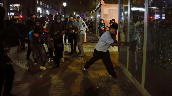 Detienen a un centenar de jóvenes tras violentos disturbios en Barcelona