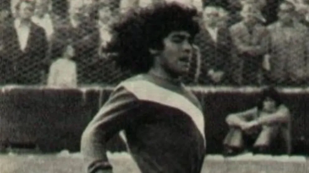 A 50 años del debut, Maradona sigue jugando.