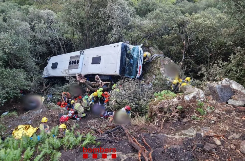Un total de 83 personas resultaron heridas, siete de ellas graves y otras 18 menos graves, al caer el autobús de línea en el que viajaban por un terraplén de veinte metros.