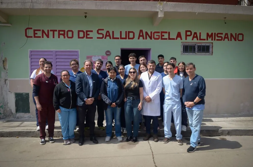 Equipo médico y voluntarios de la Universidad Abierta Interamericana (UAI) y directivos de RED BASA junto a Margarita Barrientos en el Centro de Salud Angela Palmisano de Los Piletones.
