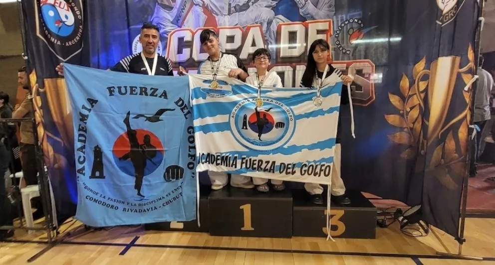  El instructor Jorge Álvarez, 5º Dan CAT, de la Academia Fuerza del Golfo, tuvo una notable actuacióm con sus dirigidos en la  VIII edición de la Copa de Campeones en Bariloche. 