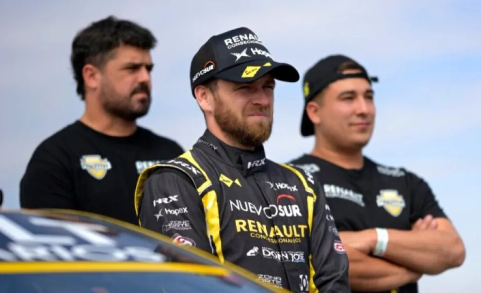 Marcelo Agrelo después de la carrera de Rosario donde lo chocaron en la primera vuelta se baja del Torino del Trotta Racing.